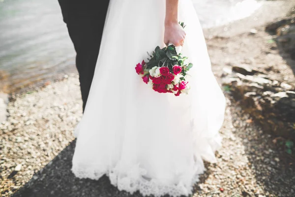 Ідеальна весільна пара тримає розкішний букет квітів — стокове фото