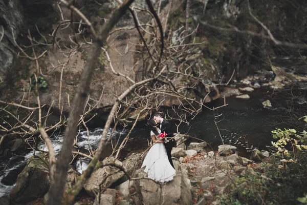 Hermosa novia hermosa posando para el novio y divertirse, ceremonia de lujo en las montañas con una vista increíble, espacio para el texto, pareja de boda — Foto de Stock