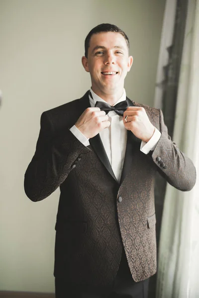 Homem bonito, noivo posando e se preparando para o casamento — Fotografia de Stock