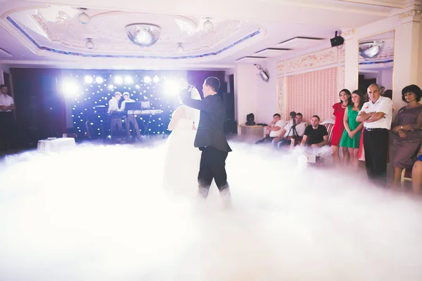 Hermosa pareja de boda caucásica acaba de casarse y bailar su primer baile — Foto de Stock