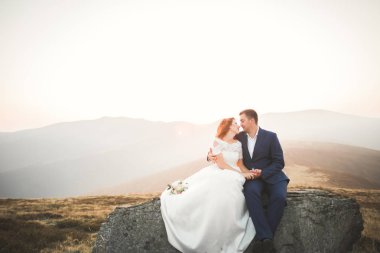 Düğün gününde damadın ve gelinin dağların eteklerinde mutlu mesut evlenecekler. Doğada mutlu evlilikler, yumuşak güneşli ışıklar.