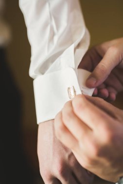 Güzel adam, damat poz veriyor ve düğüne hazırlanıyor.