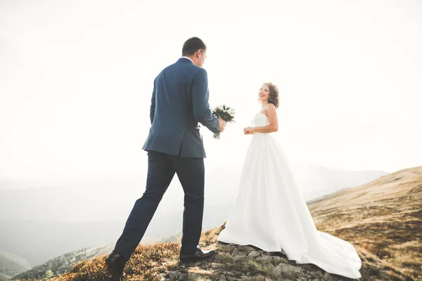 Sinnliches Porträt eines jungen Hochzeitspaares. Draußen — Stockfoto