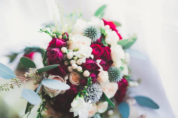 Belo buquê de casamento com flores diferentes, rosas — Fotografia de Stock