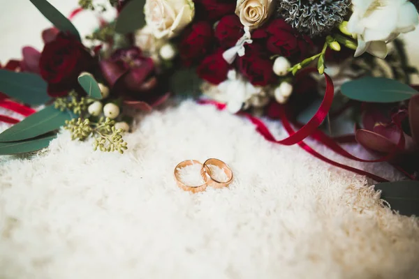 Primer plano de los anillos de boda sobre un hermoso fondo — Foto de Stock