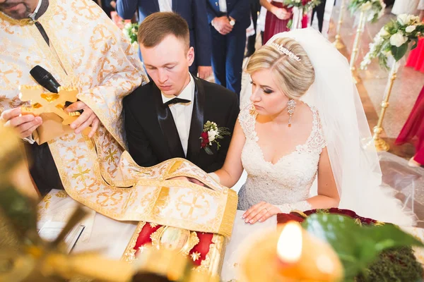 Mariage couple bide et marié se marier dans une église — Photo