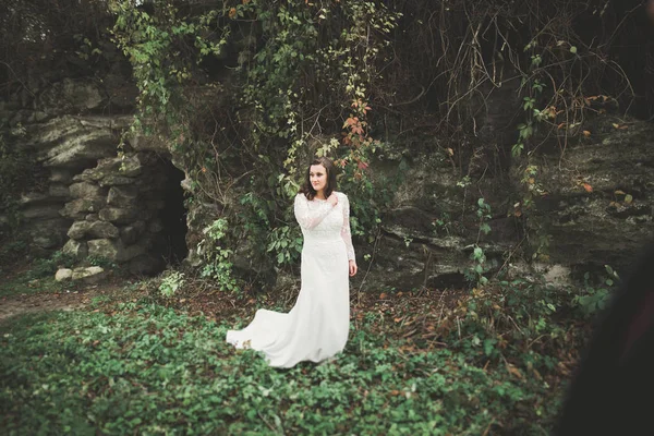 Beau couple de mariage romantique de jeunes mariés câlins dans le parc au coucher du soleil — Photo