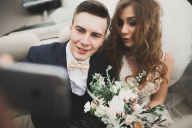 Mutlu gelin ve damat selfie düğünlerinde retro arabaya yapma.