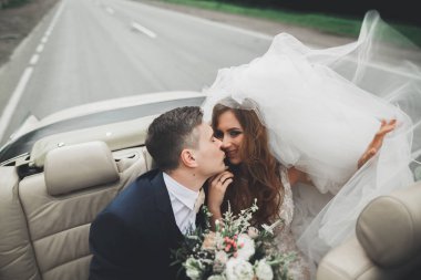 Sadece evli çift lüks retro arabada düğün gününde