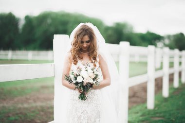 Zarif beyaz elbiseler içinde güzel bir gelin