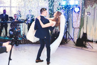 Yeni evli çiftin ilk düğün dansı.