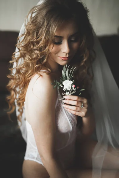 Sposa di lusso in abito bianco in posa durante la preparazione per la cerimonia di nozze — Foto Stock