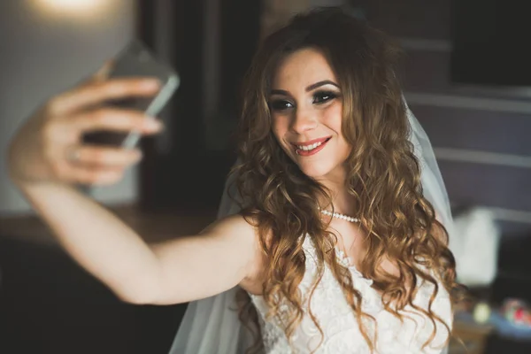 Ευτυχισμένη νύφη λήψη selfie στο σπίτι για την ημέρα του γάμου — Φωτογραφία Αρχείου