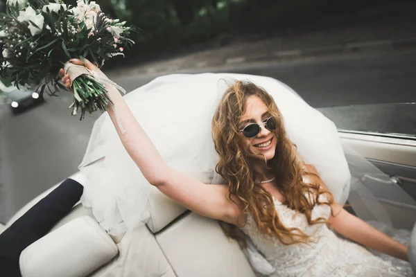 Happy bride in the retro car posing on her weeding day — Stock Photo, Image