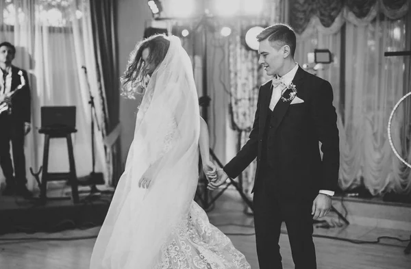 Hermosa pareja de boda caucásica acaba de casarse y bailar su primer baile —  Fotos de Stock