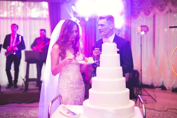 Νύφη και γαμπρός στο γάμο κοπή της γαμήλιας τούρτας — Φωτογραφία Αρχείου