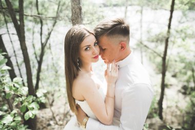 Öpüşen düğün çifti güzel manzarada kalıyor..