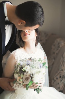 Genç ve güzel bir çiftin yakın çekimi.