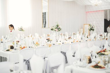 Düğün töreni için hazırlanmış bir restoranın içinde.