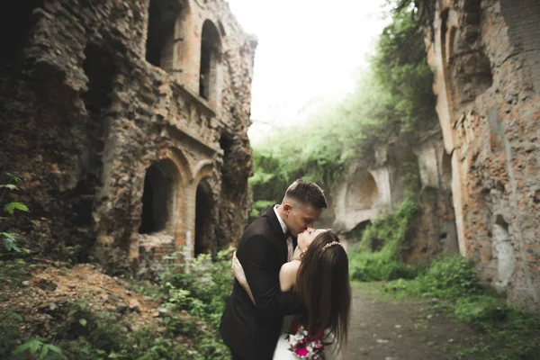 Increíble feliz suave elegante hermosa pareja romántica caucásica en el fondo antiguo castillo barroco —  Fotos de Stock
