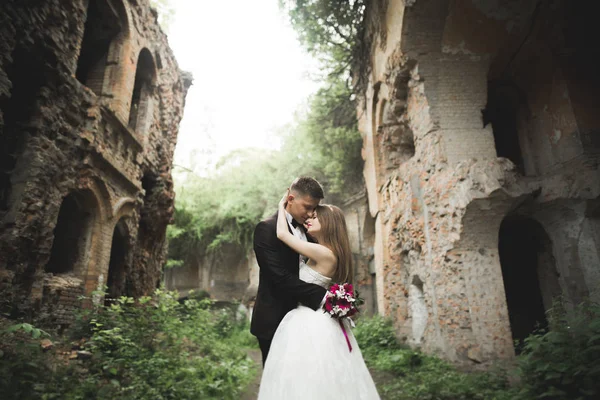Increíble feliz suave elegante hermosa pareja romántica caucásica en el fondo antiguo castillo barroco — Foto de Stock