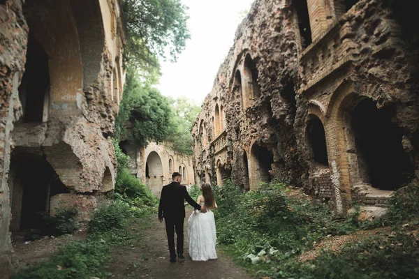 Красива казка новоспечена пара обіймається біля старого середньовічного замку — стокове фото
