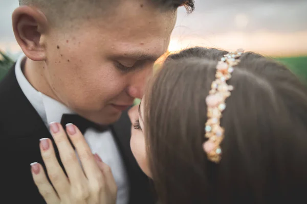 Düğün, güzel romantik gelin ve damat öpüşme günbatımında kucaklayan — Stok fotoğraf