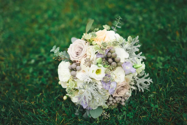 여러 가지 꽃이 달린 아름다운 결혼 부케, 장미 — 스톡 사진