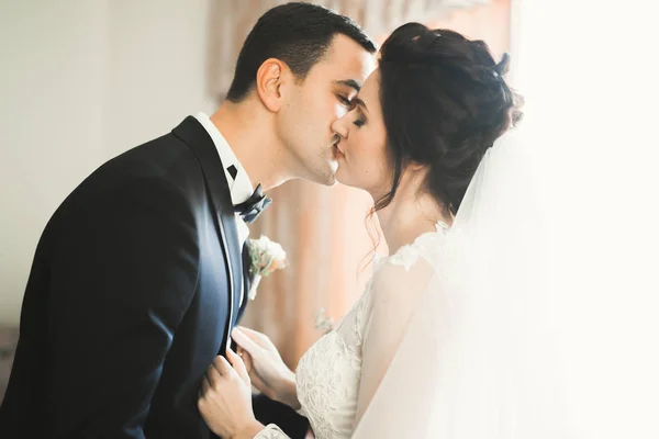 Perfect couple bride, groom posing and kissing in their wedding day — Stock Photo, Image