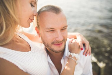 mutlu sadece evli genç düğün kutluyor çift ve güzel bir plaj gün batımında iyi eğlenceler