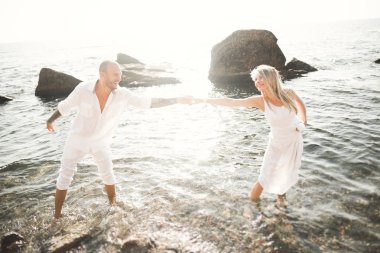 Gün batımında sahilde yürüyüş sadece evli evlilik çift.