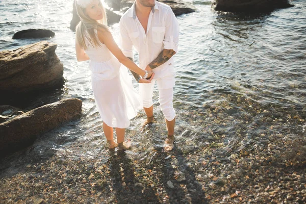 Szczęśliwa para obchodzi tylko ślub ślub młodych i zabawy w piękny plaża zachód słońca — Zdjęcie stockowe