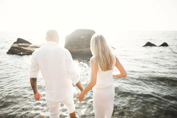 Glücklich romantisches Mode-Paar verliebt haben Spaß auf dem schönen Meer an einem Sommertag — Stockfoto