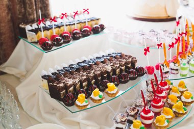 Düğün şekeri büfesinde lezzetli tatlılar, tatlılar, kekler..