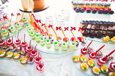 Bir büfe üzerinde pişmiş tatlı çeşitleri