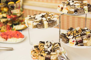 Enfes ve lezzetli bir tatlı masası ve resepsiyonda kapkek fotoğrafları.