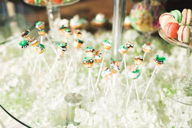 Bir büfe üzerinde pişmiş tatlı çeşitleri