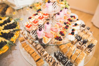 Düğün şekeri büfesinde lezzetli tatlılar, tatlılar, kekler.