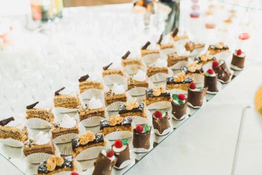 Düğün şekeri büfesinde lezzetli tatlılar, tatlılar, kekler.