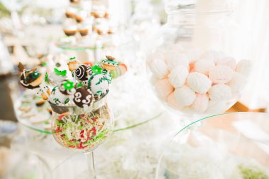 Enfes ve lezzetli bir tatlı masası ve resepsiyonda kapkek fotoğrafları.