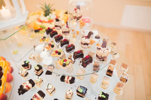 Deliciosa e saborosa mesa de sobremesa com cupcakes tiros na recepção closeup — Fotografia de Stock