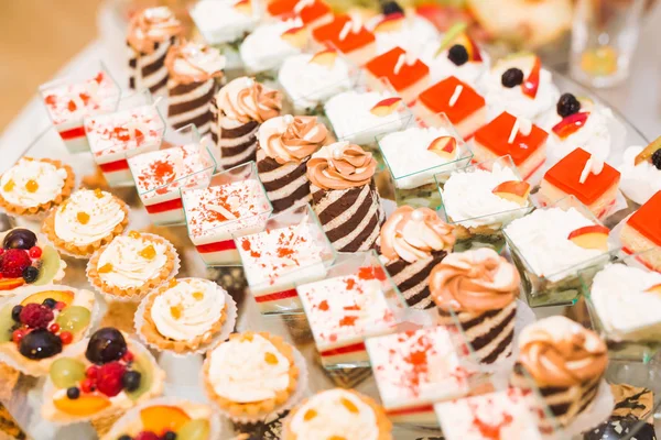 Delizioso e gustoso tavolo da dessert con shot di cupcake al primo piano della reception — Foto Stock