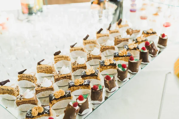 Düğün şekeri büfesinde lezzetli tatlılar, tatlılar, kekler.