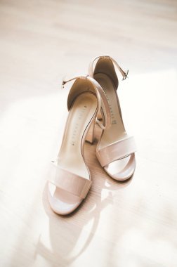 Gelin için beyaz şık düğün ayakkabıları. Yakın plan.