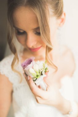 Tüylü, lüks makyaj, saç stili, stüdyo içi fotoğraf çekimi olan güzel bir gelin.