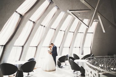 Güzel, mutlu bir düğün çifti, güzel şehirde uzun beyaz elbiseli bir gelin.