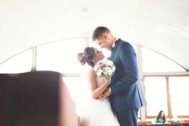 Lüks evli çift, gelin ve damat eski şehirde poz veriyor.