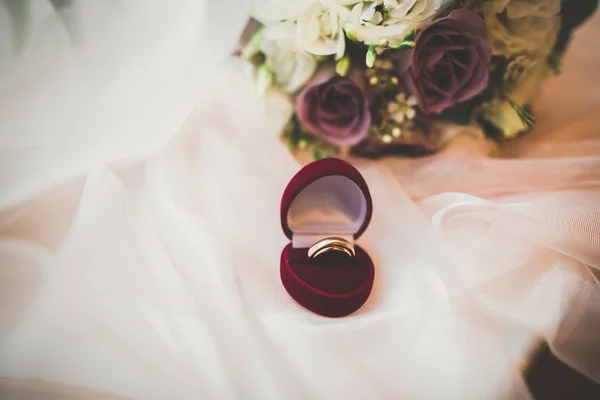 Dos anillos de boda de oro concepto de fondo aislado — Foto de Stock