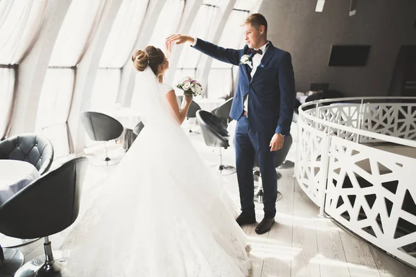 Sinnliches Porträt eines jungen Hochzeitspaares. Draußen — Stockfoto