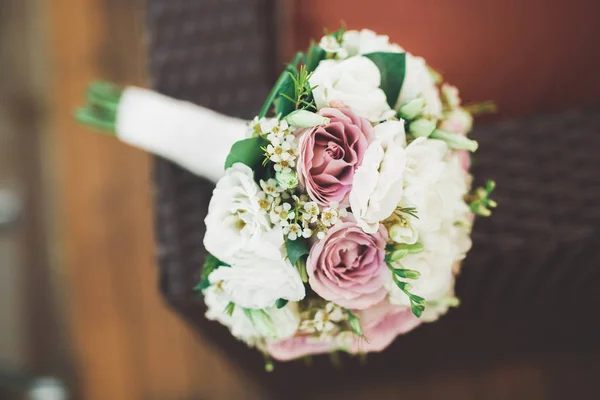 Schöner Hochzeitsstrauß mit verschiedenen Blumen, Rosen — Stockfoto